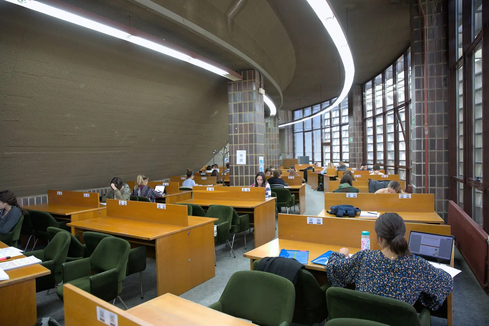 biblioteca campus de llamaquique - Cómo se llama la biblioteca más importante de Asturias